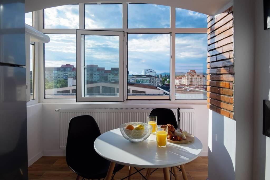 Studio With A View In City Center Targoviste Esterno foto